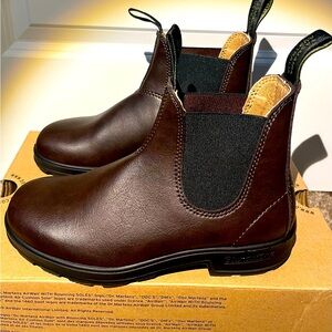 Brand new Blundstone brown boots.